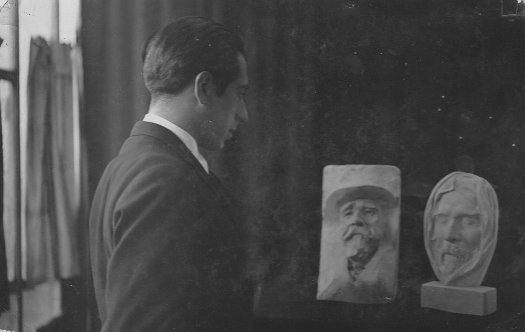 M Mangepan devant ses 2 travaux Ange Flégier